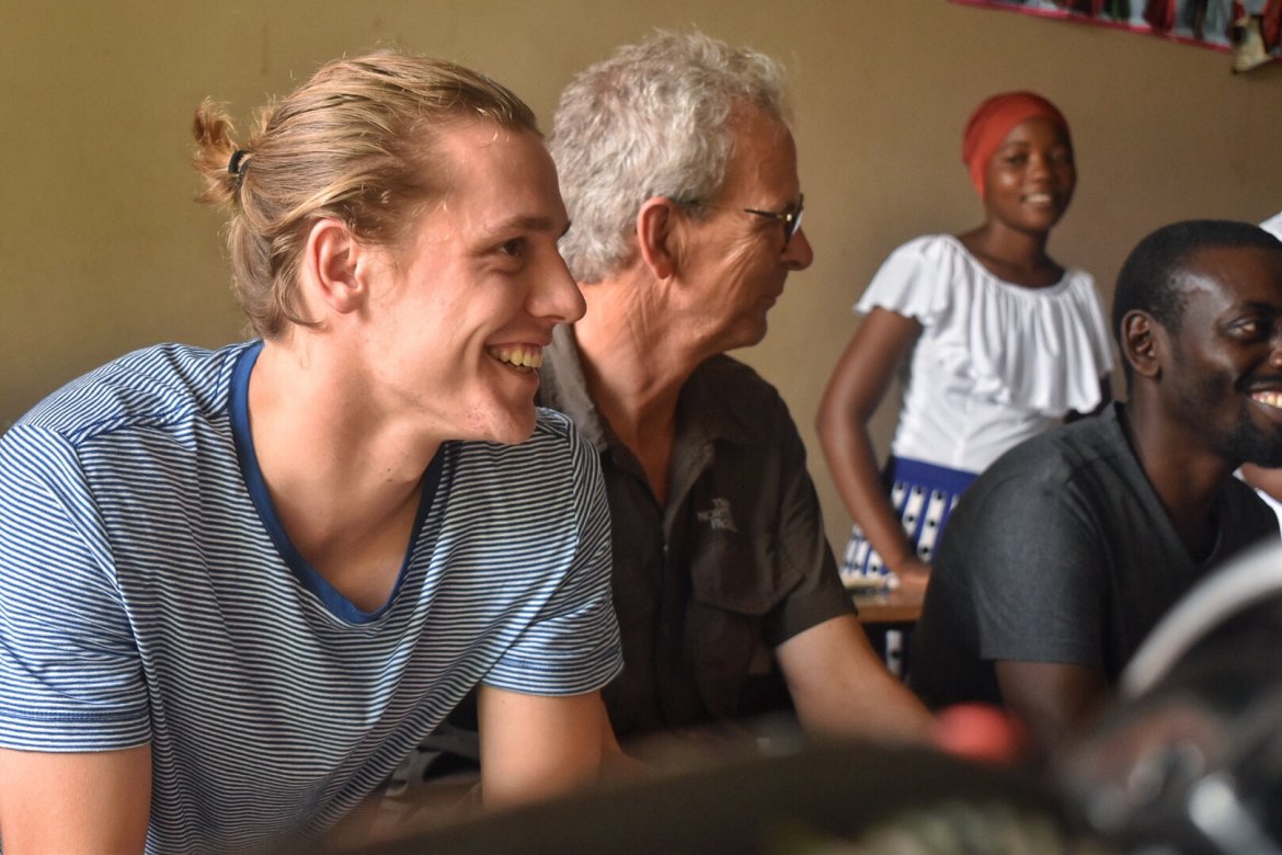 Mikael Ugland på besøk hos en forumgruppe, der kvinner som har vært igjennom BONGA-programmet hjelper hverandre. Til høyre for Mikael sitter Lars Saaghus fra Strømmestiftelsen.