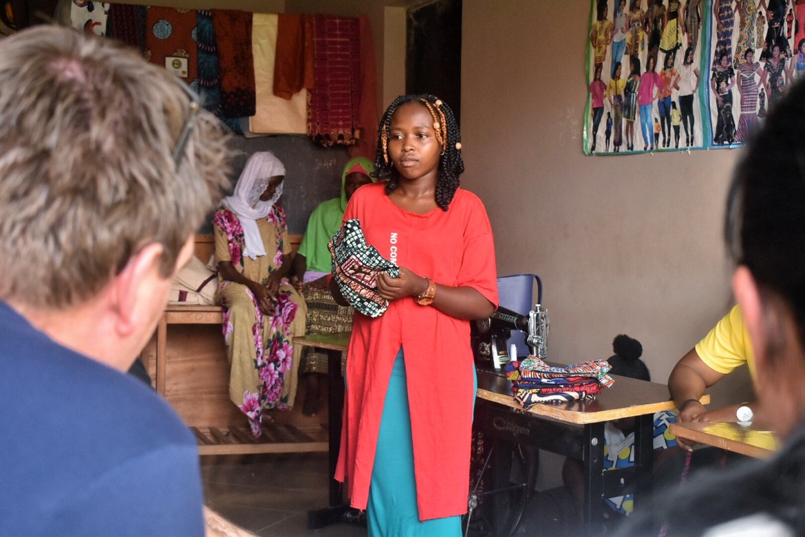 En av forumgruppene har startet en systue sammen og her viser en av kvinnene frem produktene de nå selger. 