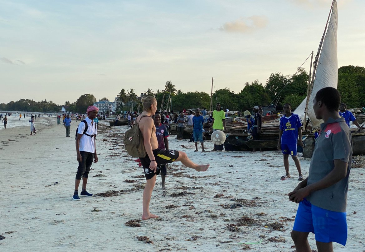 Litt strandfotball ble det også tid til.