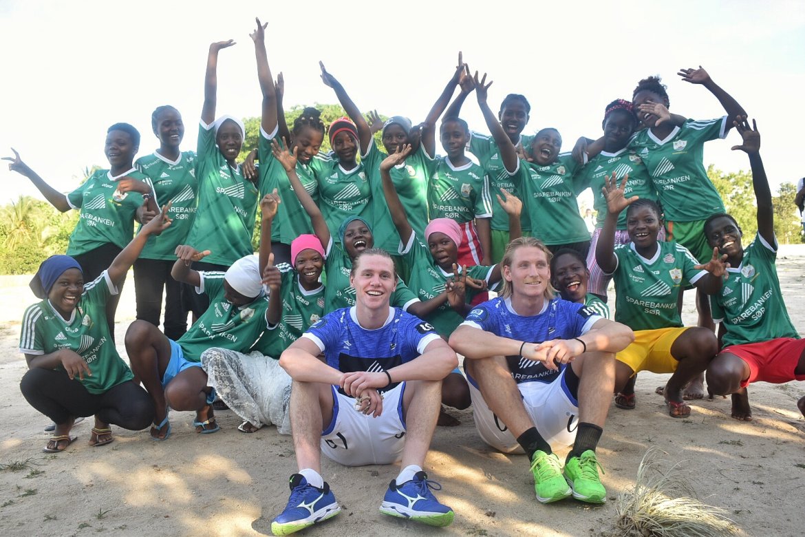 Erlend og Mikael sammen med et av kvinnelagene i BONGA-prosjektet etter "landskampen". Kvinnelaget har fått drakter av Randesund, mens Starts drakter fra 2017 også lever videre i Tanzania nå. 