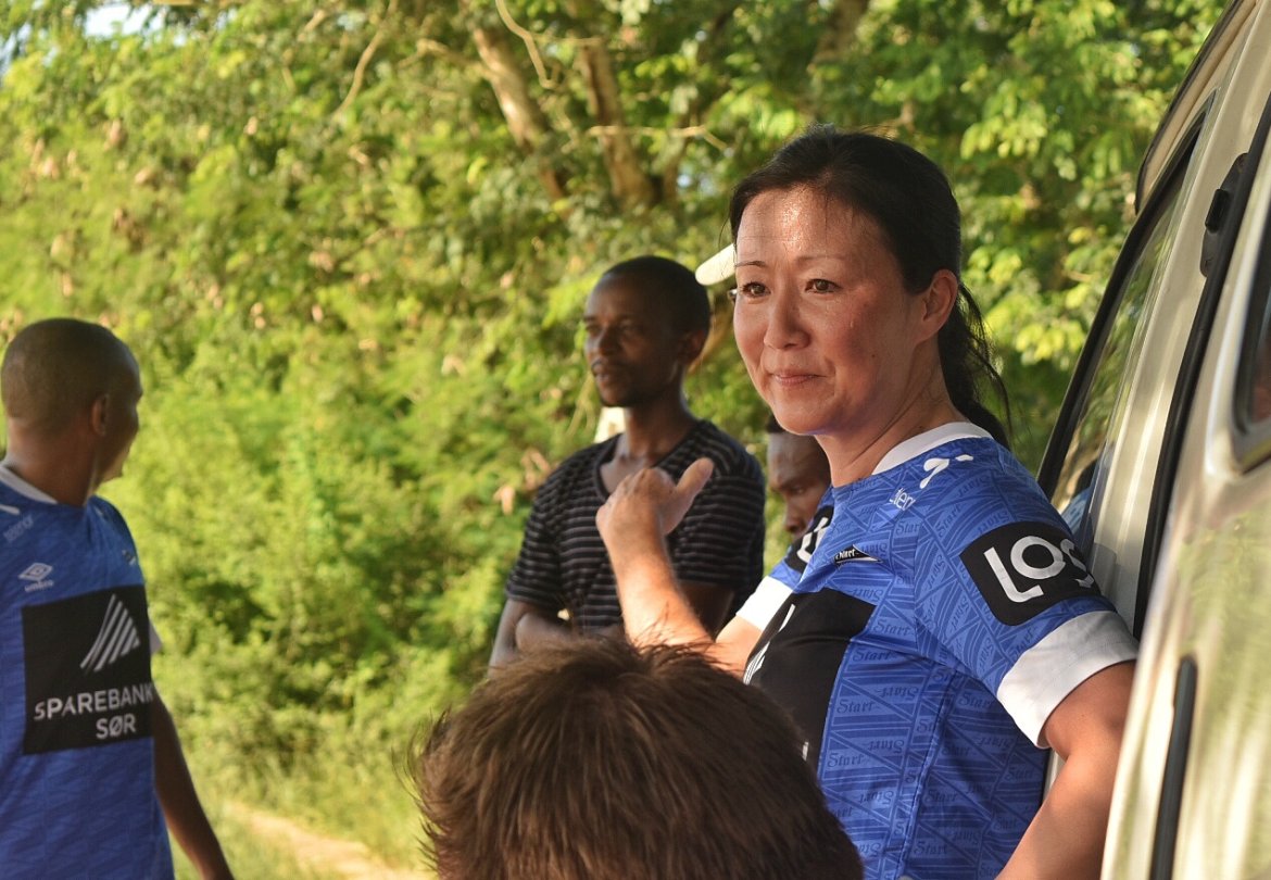 Elin Krumm kjøler seg ned i skyggen etter en tøff, og varm, fotballkamp mot et av kvinnelagene fra BONGA-prosjektet.
