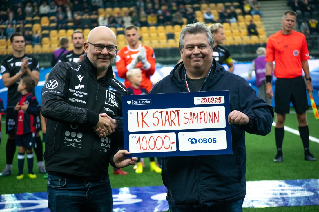 En fantastisk gave fra OBOS! Her tar daglig leder i IK Start, Sveinung Hedding-Valvik imot gaven fra Eddie Thomas, sponsoransvarlig i OBOS like før kampstart.