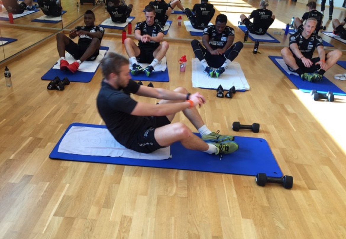 Her har Start guttene gruppetime med Henrik Robstad i front.