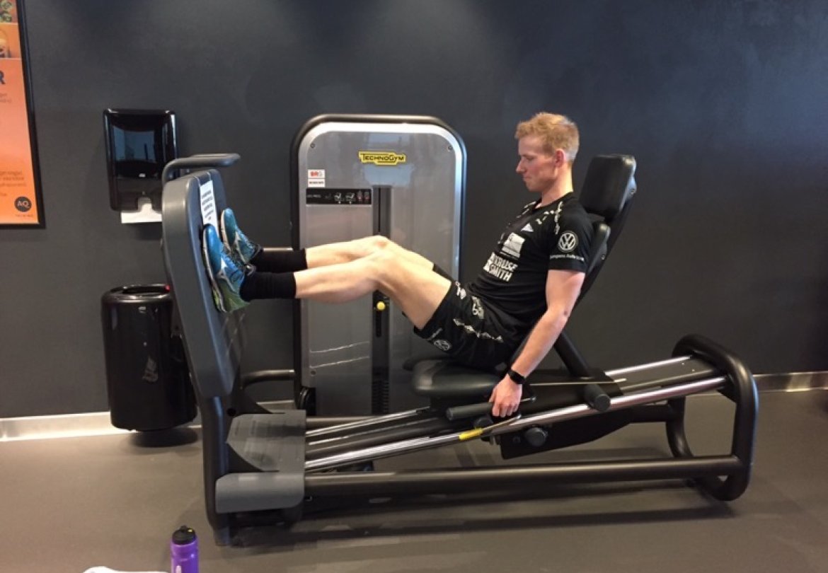 Her ser vi Simon Larsen som tar beinpress.