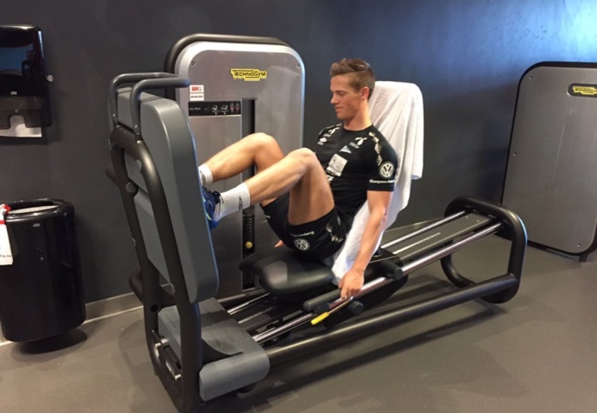 Andreas Hollingen tar beinpress.