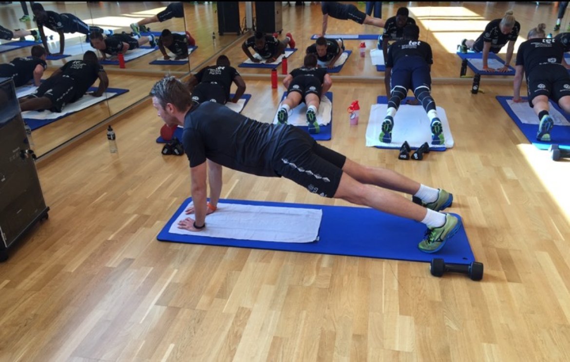 Her har Start-guttene en liten styrke-økt.