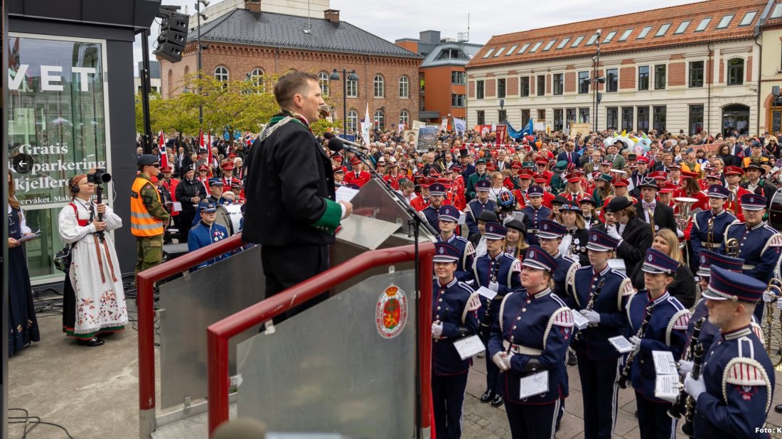 Ordfører Bernander taler til Borgertoget (Foto: Kjartan Bjelland)