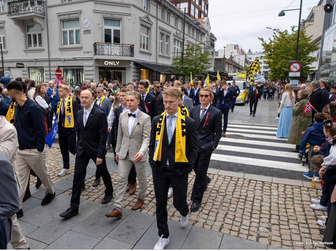 Så kom Start-laget, mer eller mindre direkte fra kampen mot Viking i Stavanger (Foto: Kjartan Bjelland)