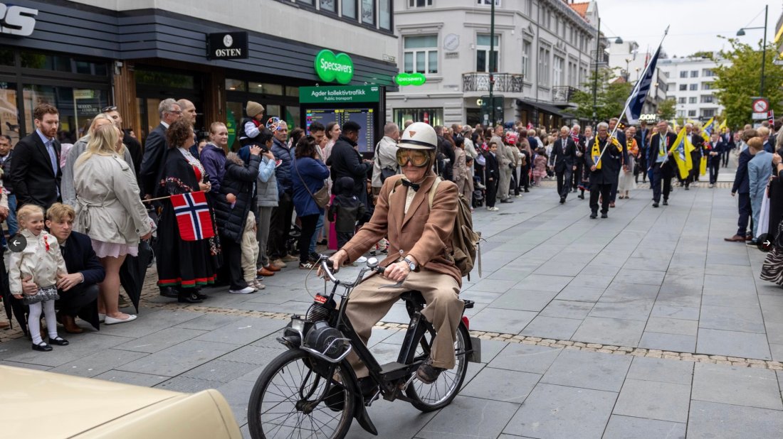 Per B. Strømstad på sykkel åpnet for Start som hadde Kai Eriksen i front med flagget (Foto: Kjartan Bjelland)