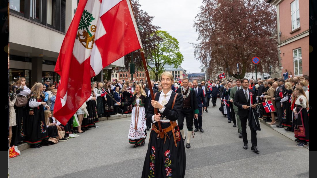 Håndballprofilen Katrine Lunde med byflagget foran i Borgertoget (Foto: Kjartan Bjelland)