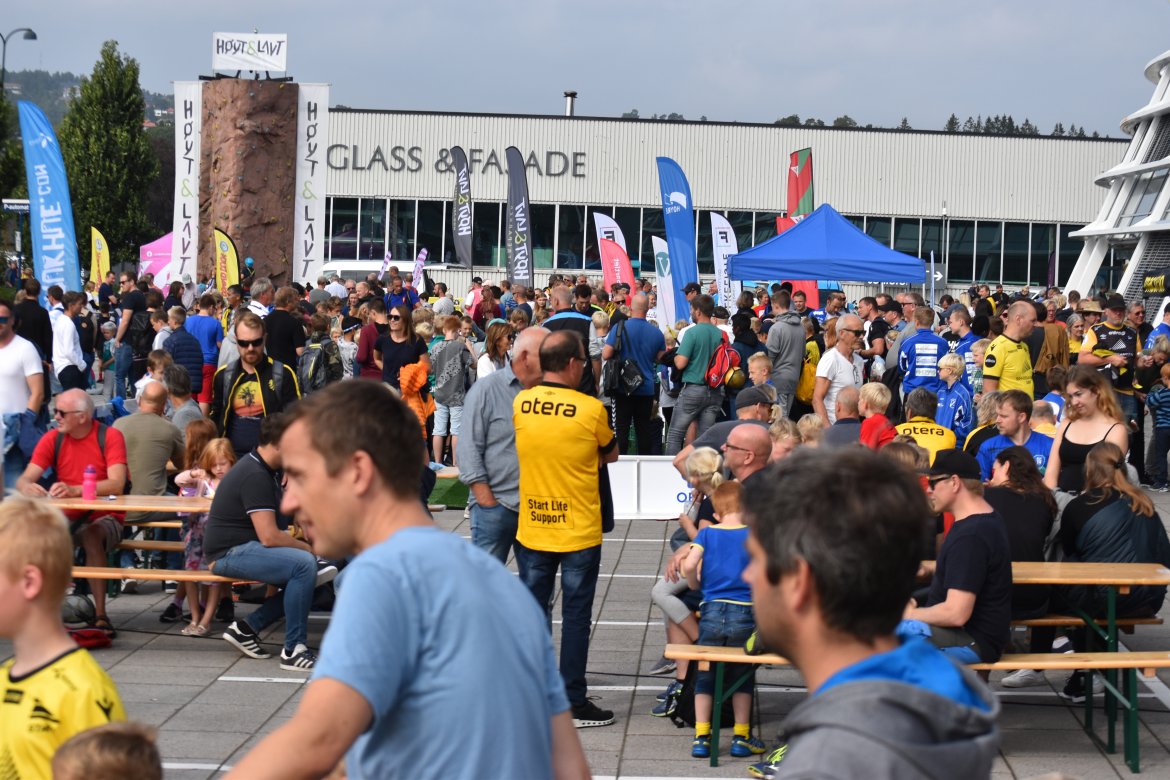 Herlig å se så mye liv utenfor stadion. Husk at vi har fanzone (i litt mindre skala) foran de fleste hjemmekamper! Foto: Tobias Bjerkholt Svensson