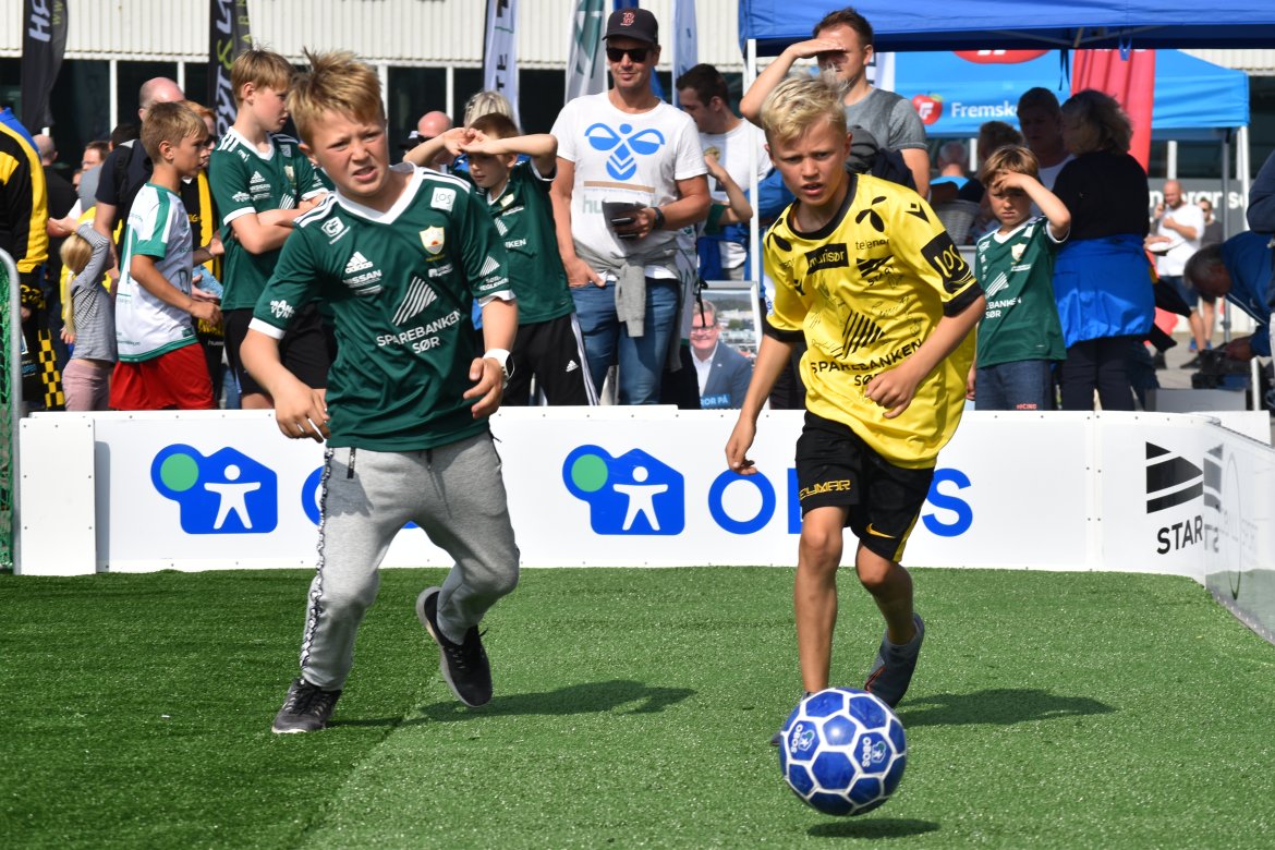Det var full fart i ballbingene, der lokale lag kunne melde seg på i en turnering. Foto: Fredrik Fjellvang
