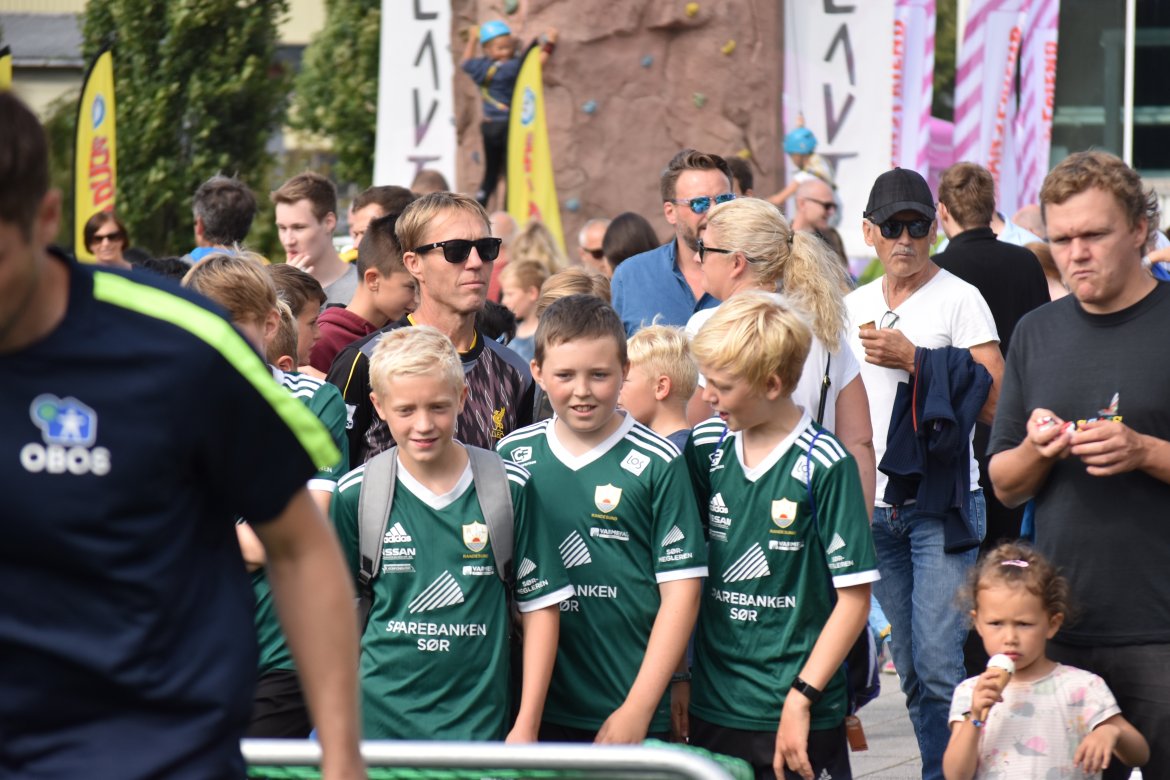 Alle lag fra Agder fikk gratis inngang til kampen, og mange hadde møtt opp tidlig for å spille i ballbingene utenfor stadion før kampen. Foto: Fredrik Fjellvang