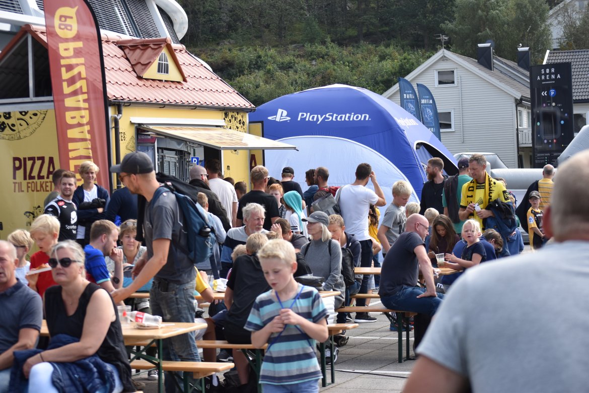 To timer før kampstart var det allerede mange mennesker samlet utenfor stadion. Foto: Fredrik Fjellvang