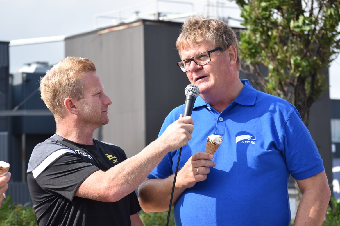 Fredrik Strømstad var stødig konferansier. Her intervjuer han ordfører Harald Furre, som var en av politikerne som var tilstede på stand i vårt "politiske hjørne" der flere partier stilte opp for å drive litt valgkamp. Foto: Fredrik Fjellvang