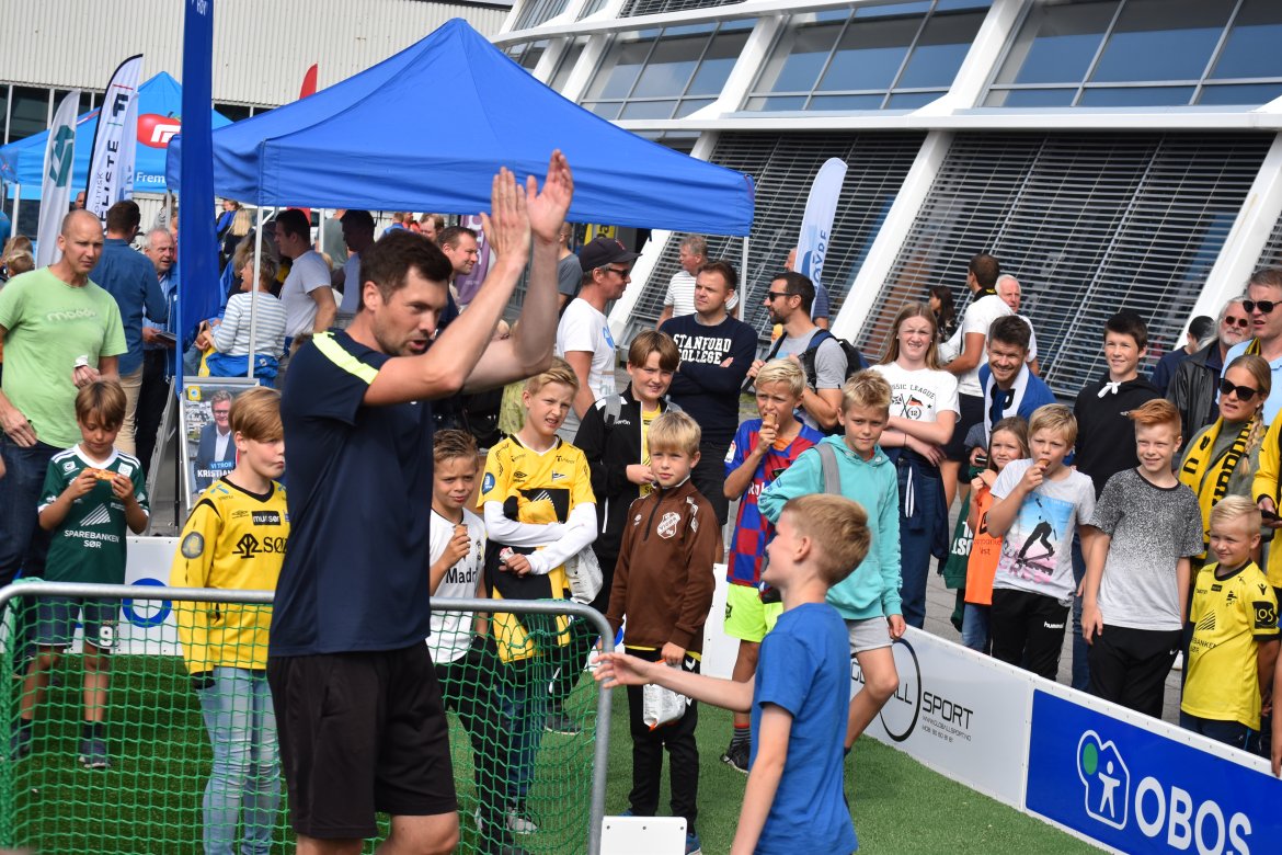 Azun, verdensmester i fotballtriksing var en populær gjest! Foto: Fredrik Fjellvang