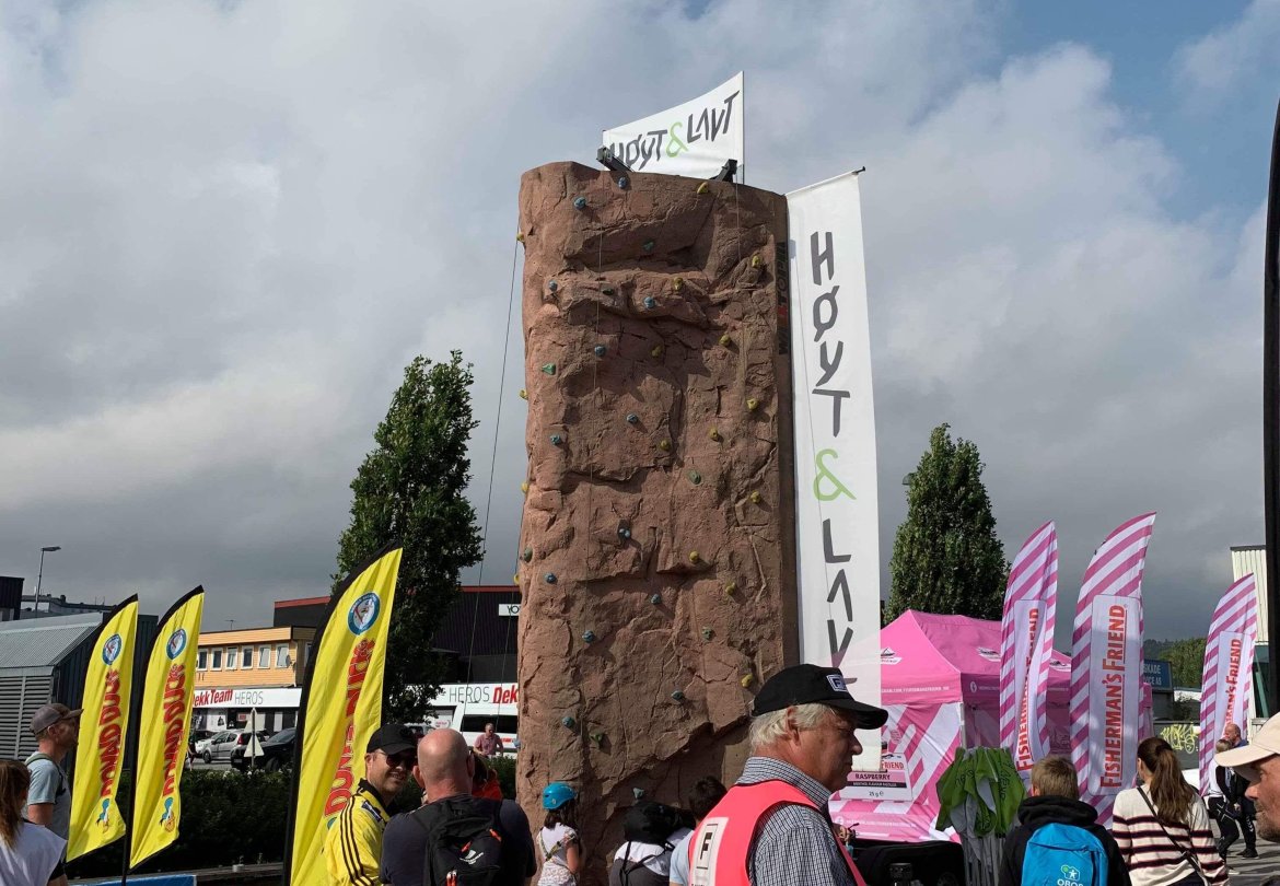 Høyt & Lavt stilte med mobil klatrevegg.