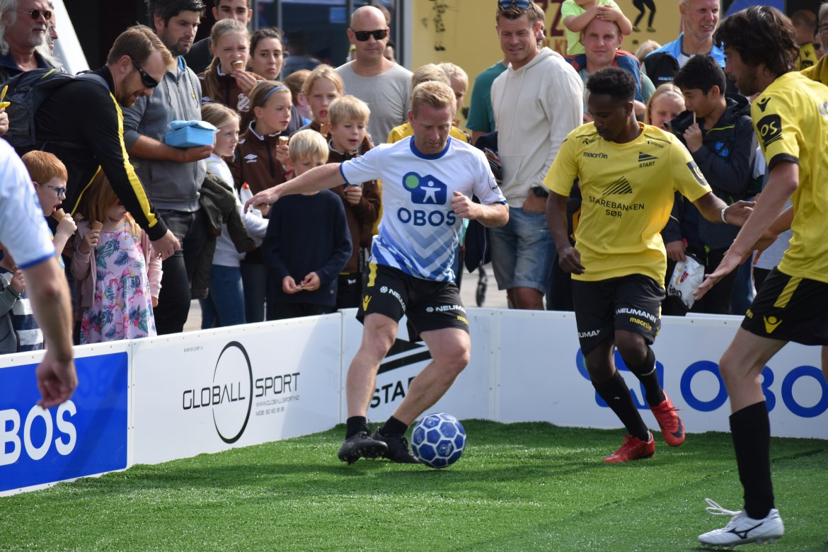 Strømstad viste at teknikken fortsatt er der, noe blant annet hans tidligere lagkamerat, Marius Johnsen, får med seg. Foto: Fredrik Fjellvang