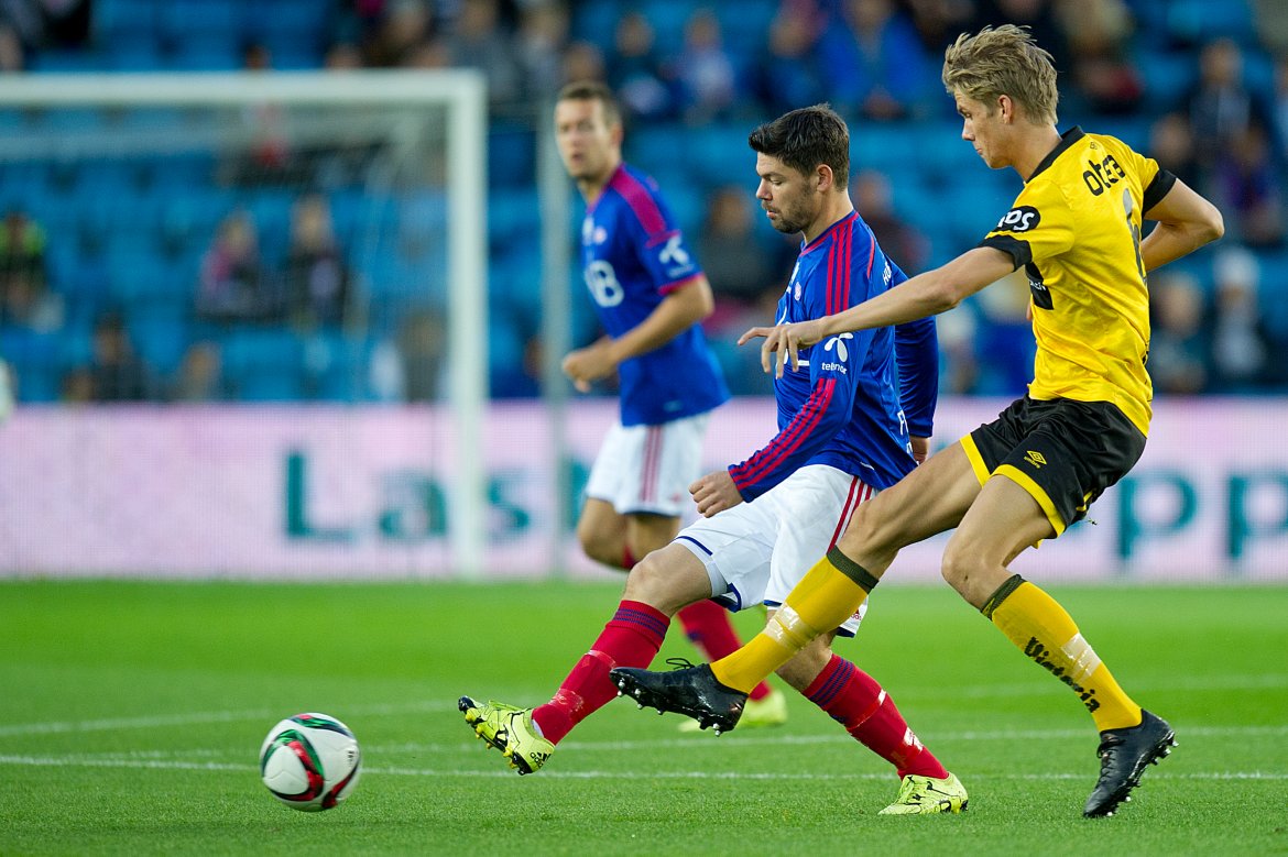 Kristoffer Ajer i duell med Daniel Fredheim Holm i 2015.