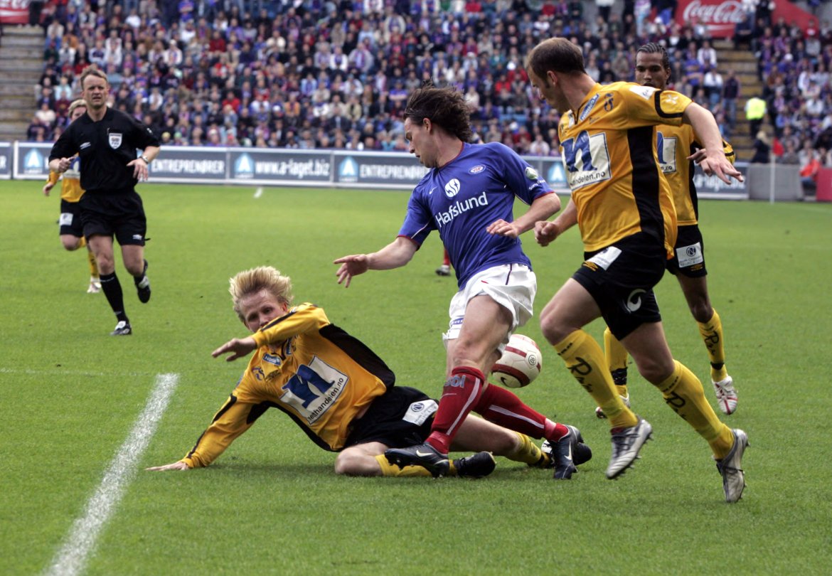 Joey viser spillerne hva som kreves på mandag! Kaster seg inn i taklingene under oppgjøret mot Vålerenga på Ullevaal i 2005.