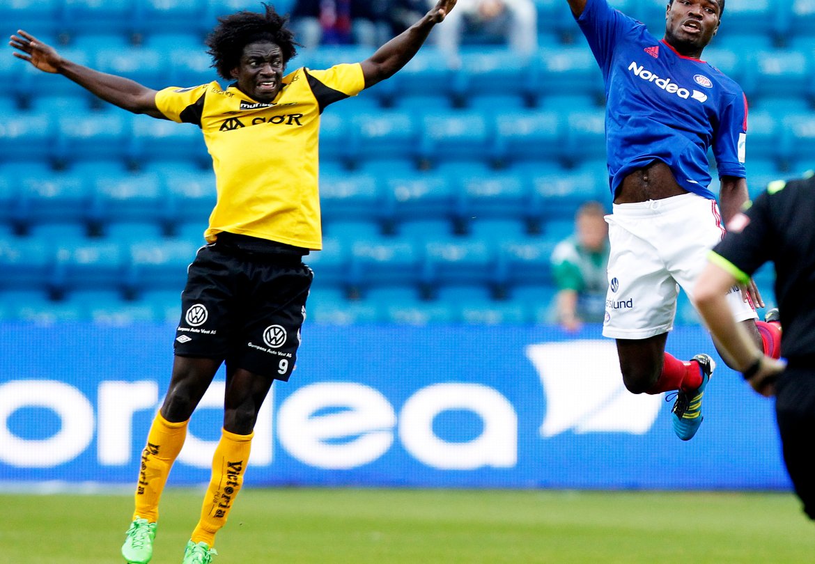 Ernest Asante stiger til værs sammen med Fegor Ogude i 2011.