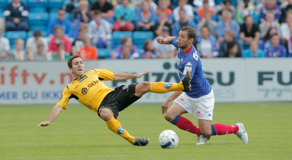 To spillere med flest kamper på øverste nivå i Norge, Espen Hoff og Freddy Dos Santos, i duell i 2010.