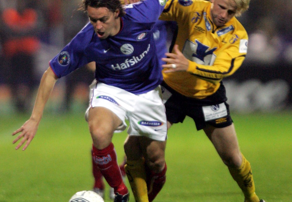 Joey Hardarson i aksjon for Start mot Vålerenga og Morten Berre i 2005. Start vant kampen 3-0, men Vålerenga vant serien til slutt.