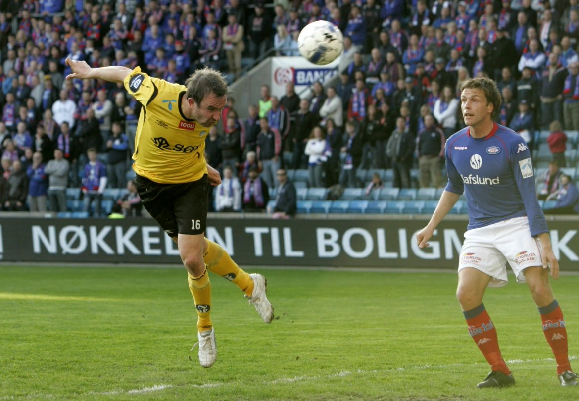 Bernt Hulsker stanger inn et mål mot Vålerenga i 2009. Hulsker spilte for nettopp Vålerenga i 2005, da Vålerenga snøt Start for seriegull.