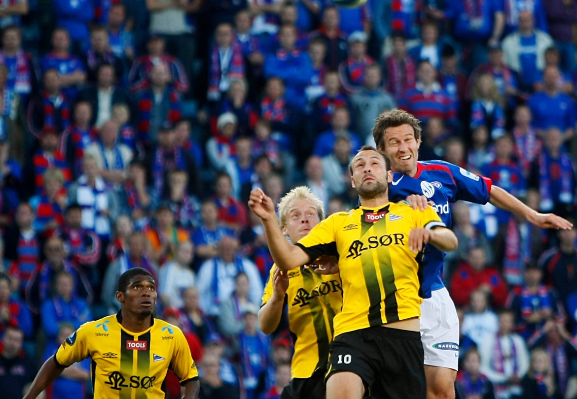 Nåværende sportslig leder i Start, Atle Roar Håland, i duell med Vålerenga-legende Morten Berre i 2007. Lars Martin Engedal og Ygor følger med.