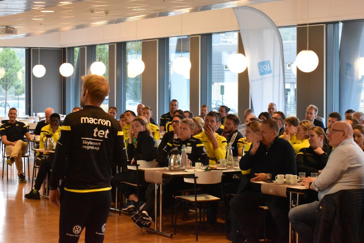 Både spillere og samarbeidspartnere fulgte nøye med da Joey dro kampanalysen før Sandnes Ulf-kampen.