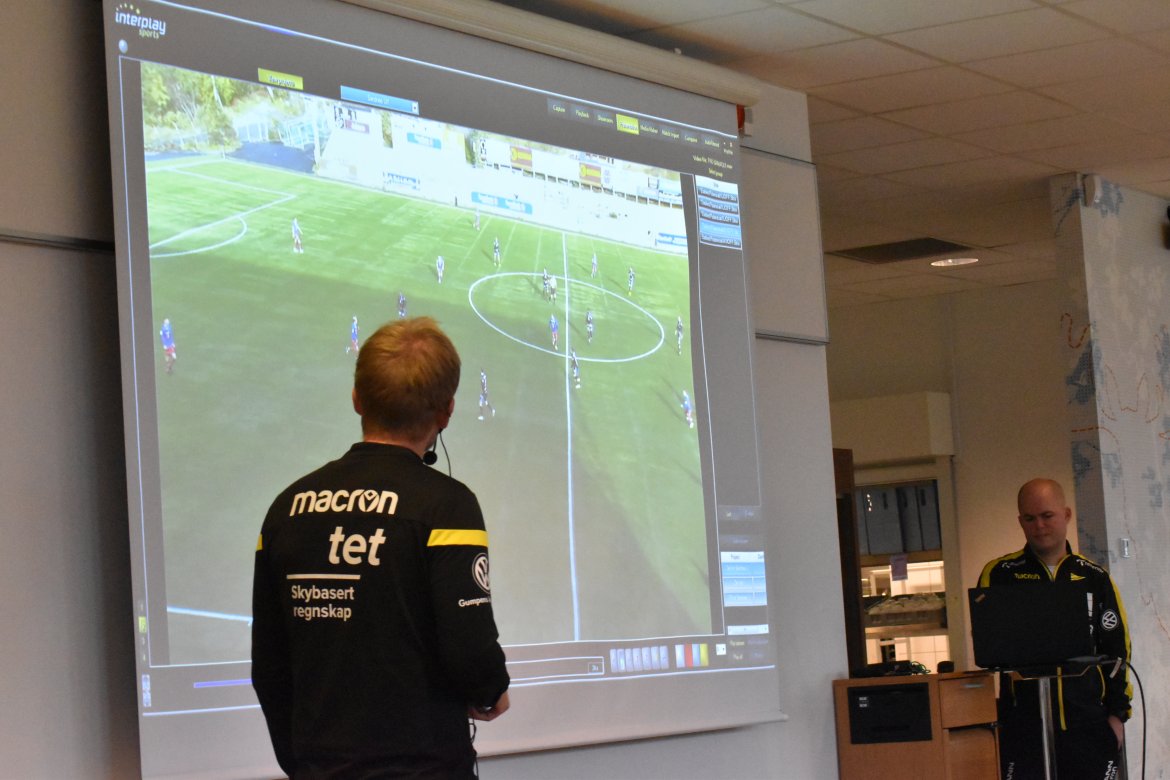 Vi får håpe det ikke satt noen fra Sandnes Ulf i salen... Andreas Jensen (t.h.), analyseansvarlig, og Joey ga et detaljert innblikk i kampforberedelsene.