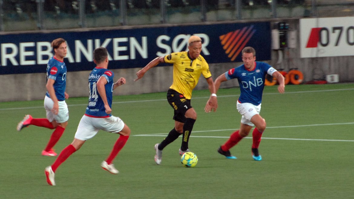 Kabran trekker på seg tre VIF-spillere før han gir assist..