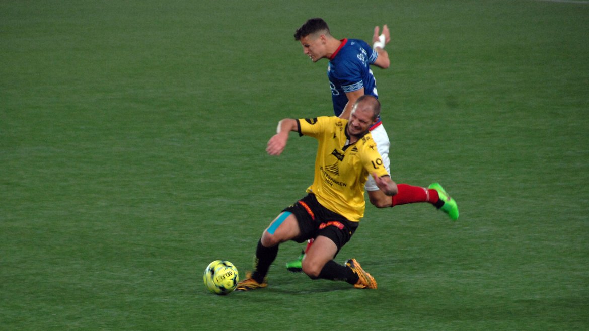 Jørgensen skjermer ballen i kamp