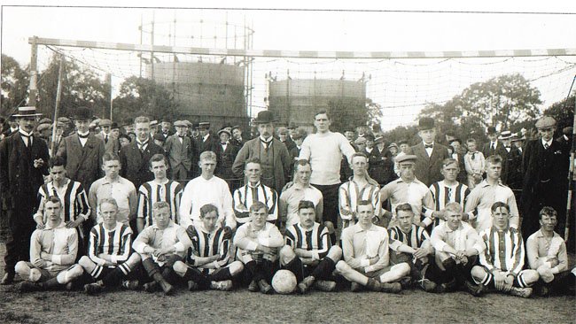 IK Start i Danmark 1912 Startlaget i 1912. Bildet viser danske AaB (stripede drakter) og Start (blå og hvite firkanter). Starterne er foran fra venstre: Gustav Eriksen, Arne Johnsen, Albert Egeland, Bernhard Knudsen, Trygve Berthelsen og Max Horrisland. Bak fra venstre: Johan Jahnsen, Einar Kristiansen, Thomas Svendsen, Arthur Aune Iversen, Ole Tobias Thorstensen og Otto Hulthin (i dress og sikspenslue). Start manglet to av sine beste spillere - Reinholdt Samuelsen og Einar Torjesen - og tapte klart 1-4 mot Aalborg-klubben på dansk jord.