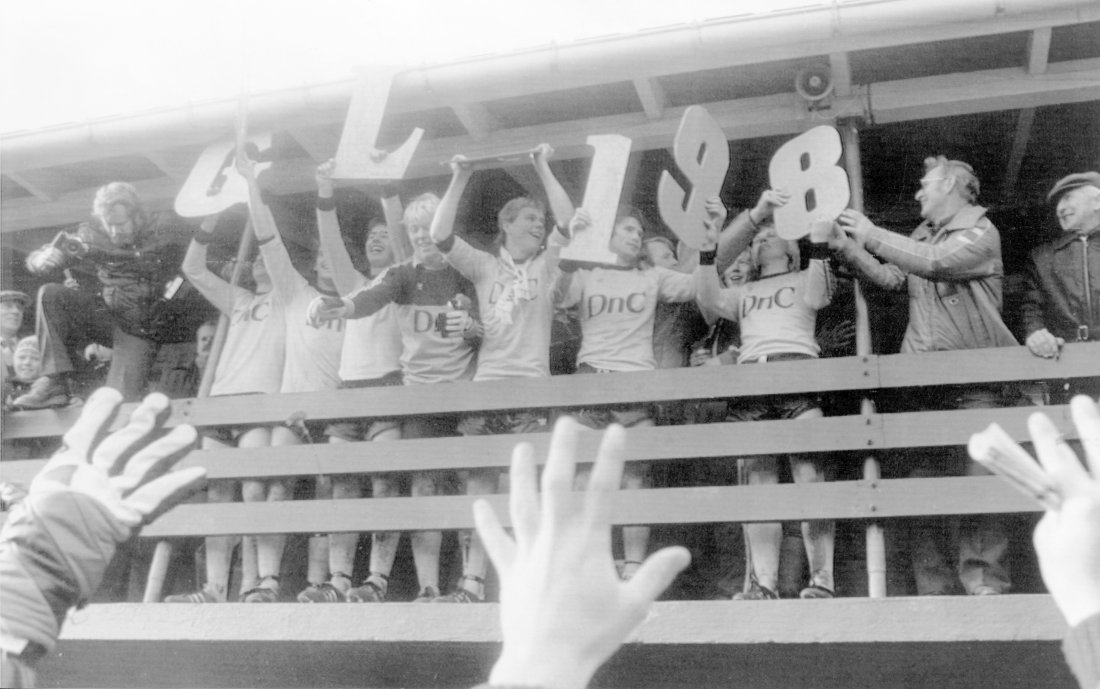 Kristiansand 198010: START - ROSENBORG (4-3). - Starts mannskap jubler etter at seriegullet ble sikret på Kristiansand stadion 19. oktober 1980. Start slo Rosenborg 4-3 etter en meget spennende kamp. FOTO: NTB / KORR / NTB