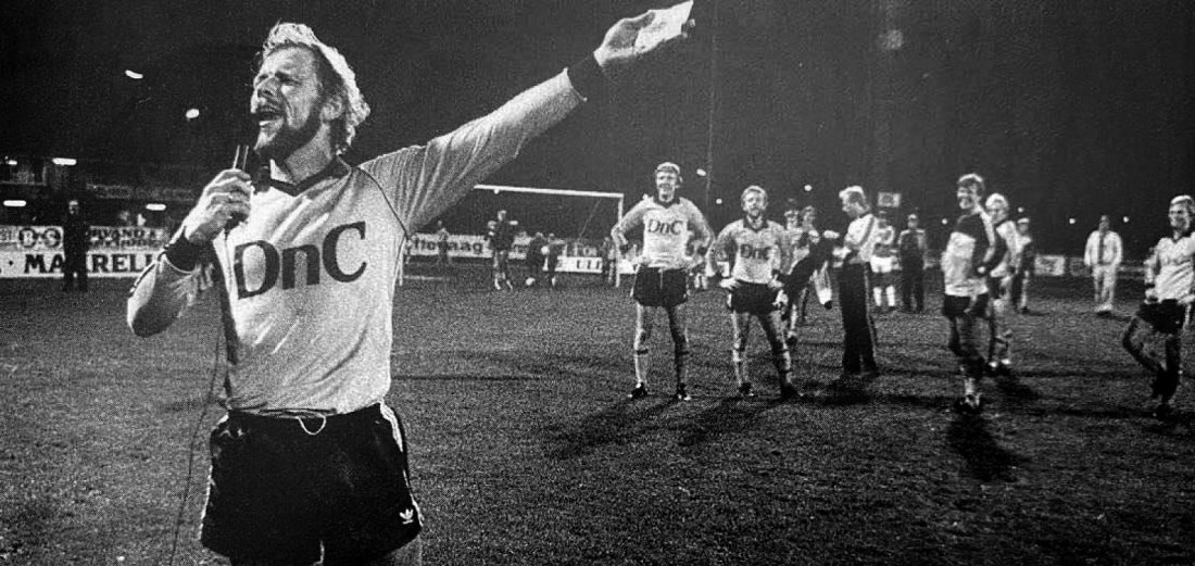 Trond Pedersen synger «Alt er minner nå…» på sin avskjedsforestilling en våt høstkveld på Stadion i 1984. Foto: Fædrelandsvennen.