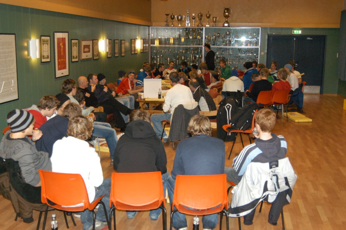 Juniorkveld med pizza og cola