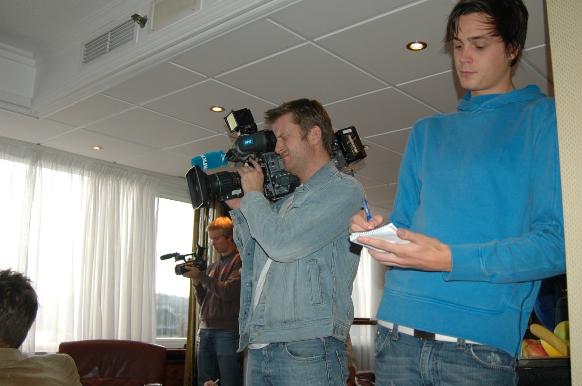 Geir Ingar Egeland (Nrk-TV) zoomer inn og Øyvind Brenne noterer