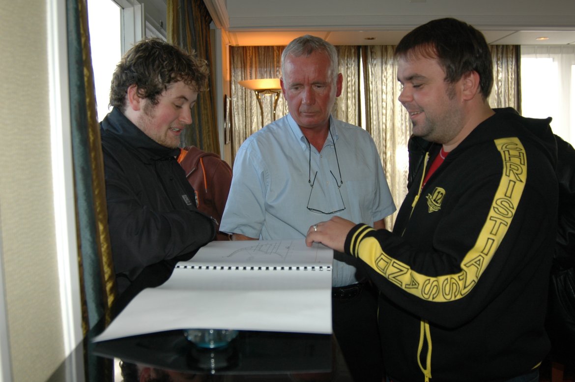 Rolf Eivind Berntsen og Alf Petter Moldestad i samtale med Erik Geelmuyden