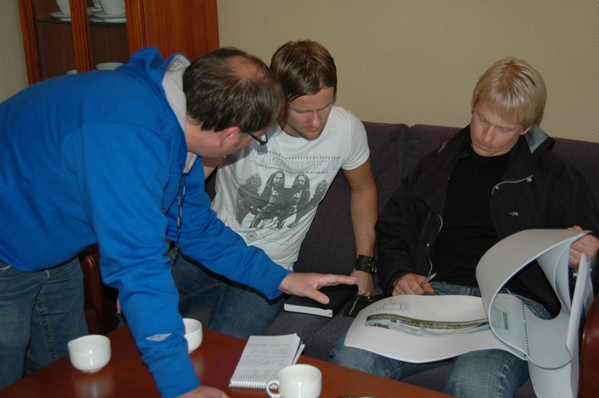 Harald Andersen forklarer for Arild Sandvik og Sven Enersen (begge fvn)