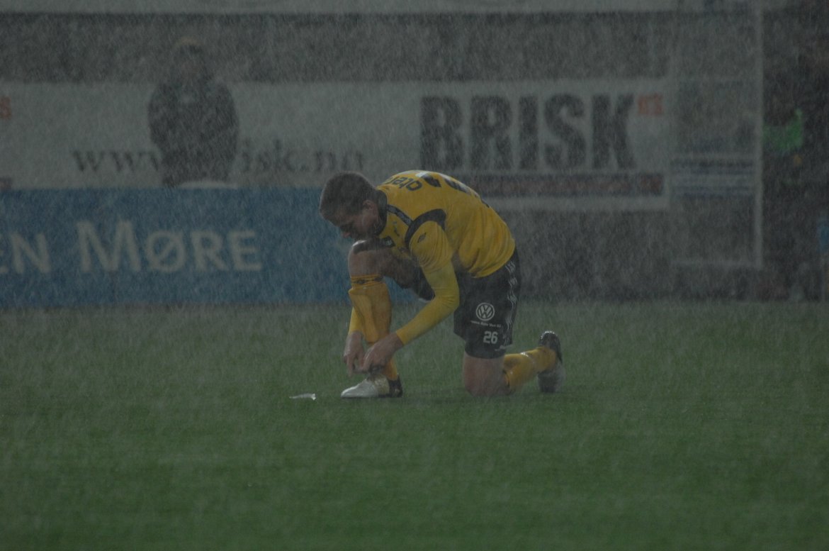 Mathisen knytter sko i pøsregn