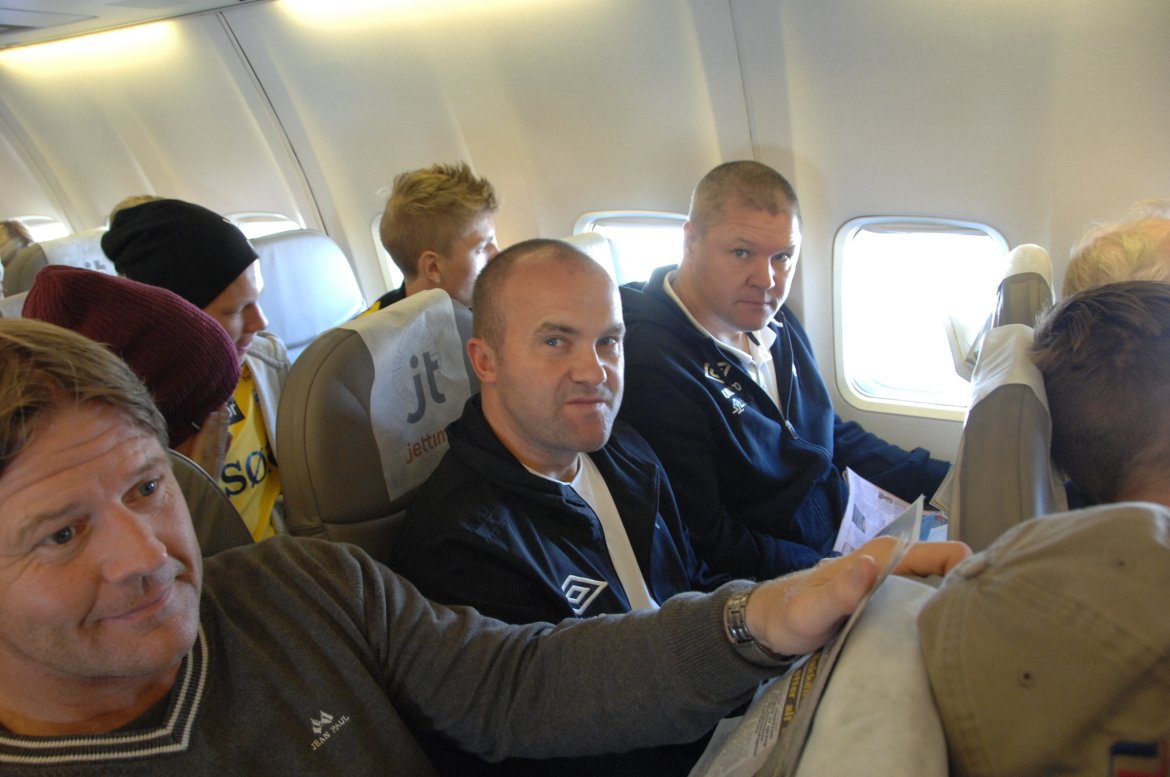 Trenerbenken på flyet nordover (Løvland) , Robert Hauge og Mons Ivar Mjelde