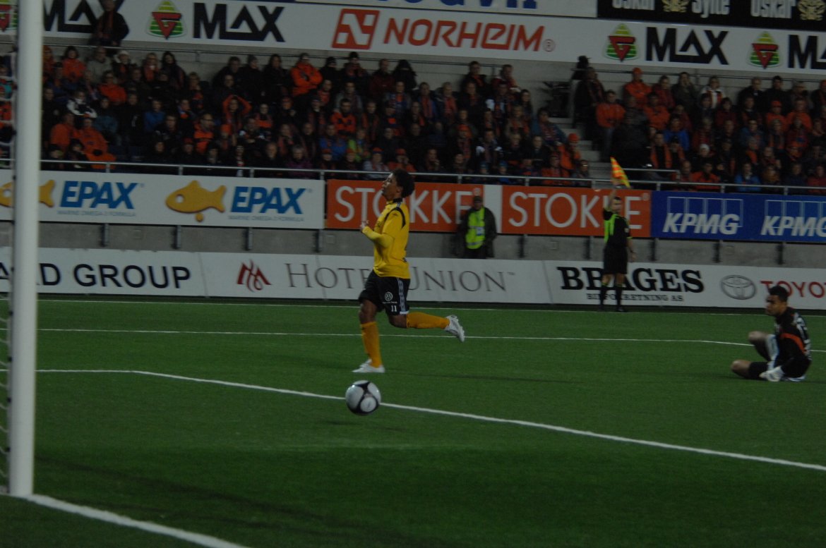 Olav Tuelo runder Grytebust. Men offside