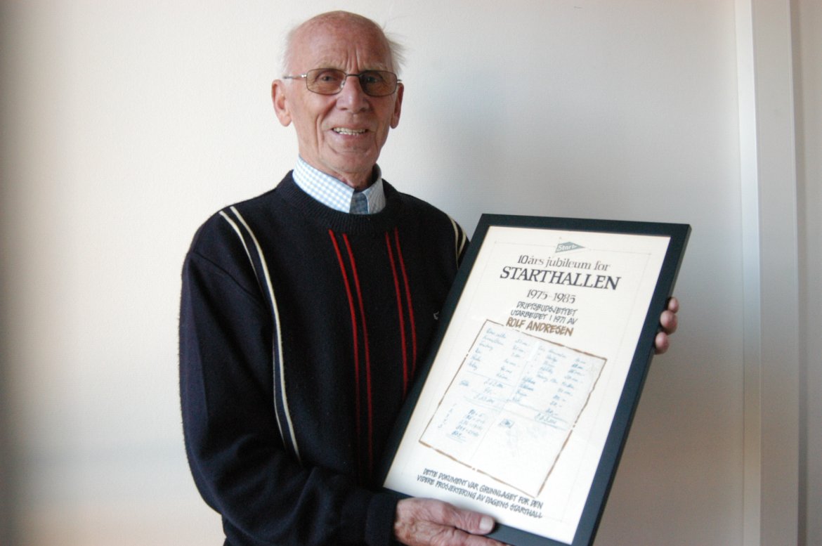 Rolf Andresen with the "envelope with the budget"