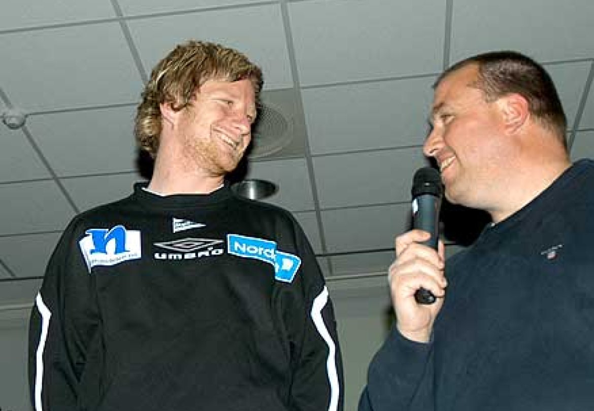 Tom Nordlie-show. Han introduserte alle spillerne.
Her muntrasjonsrådet Fredrik Strømstad