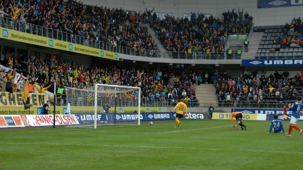 Ole Martin Årst følger seiersmålet (5-3) inn til mektig jubel fra publikum