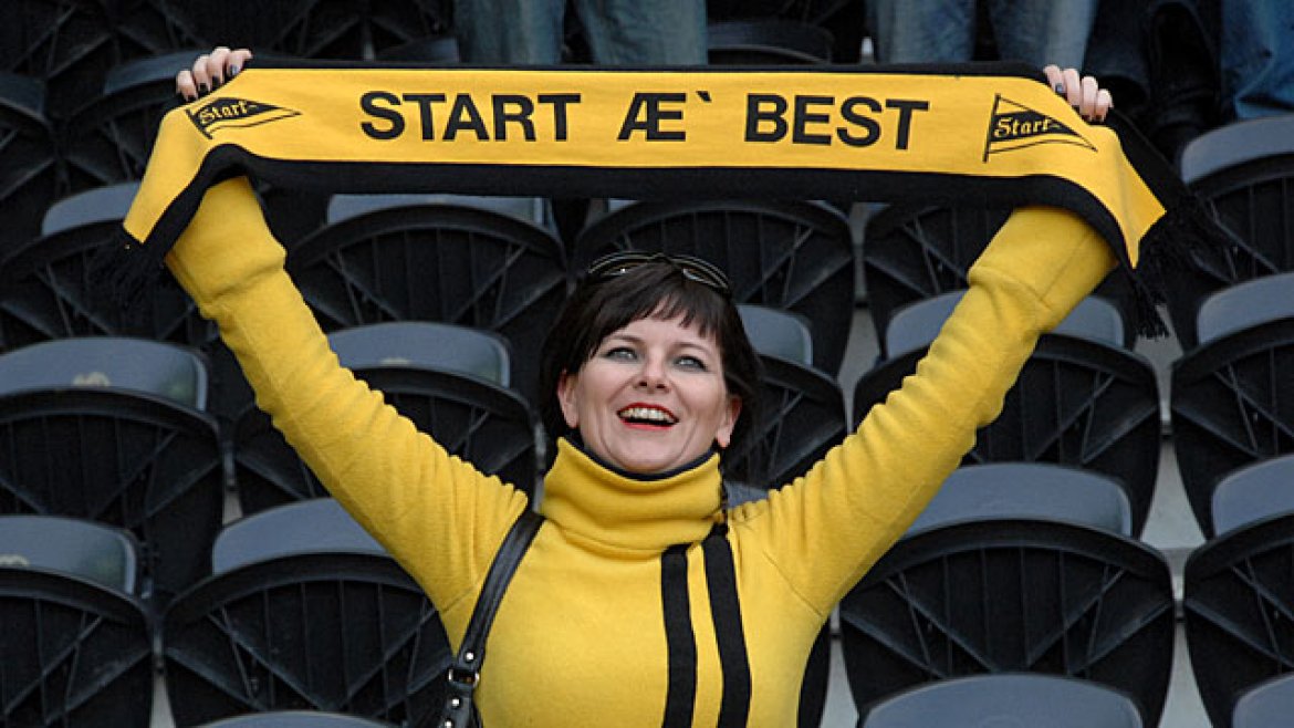 Startsupporter med skjerf