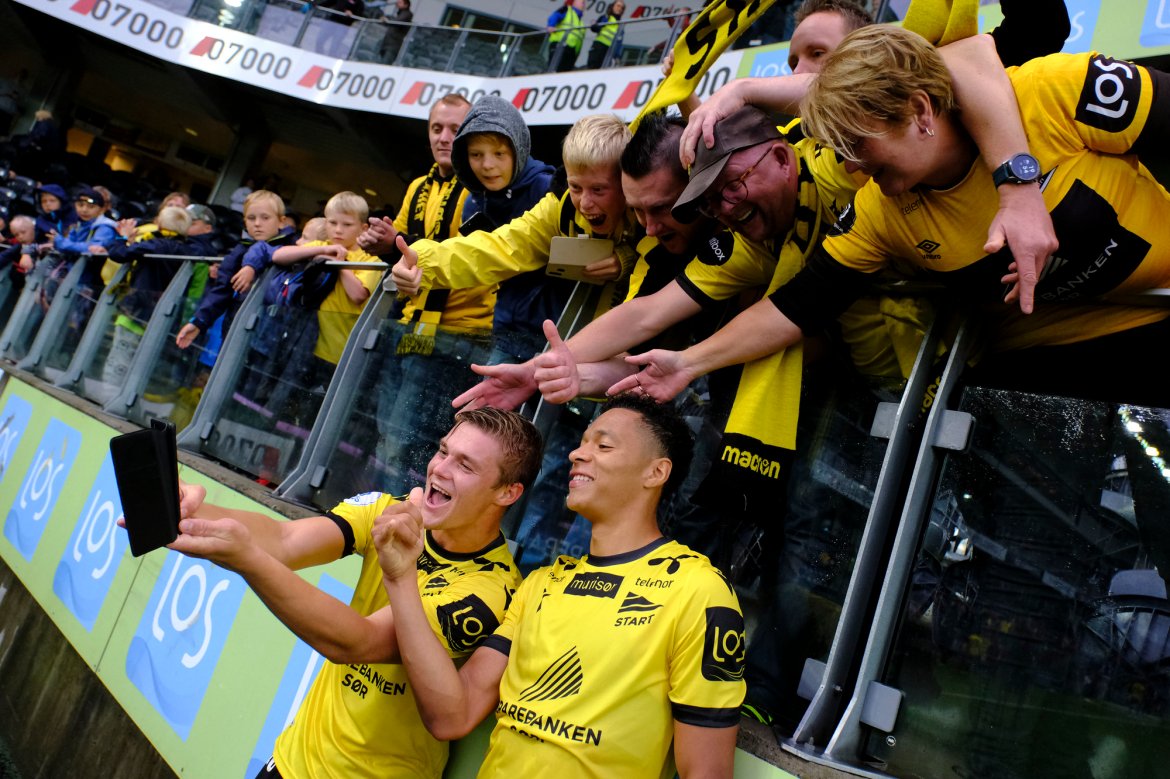 Selfie med supporterne. Foto: NTB scanpix/Tor Erik Schrøder