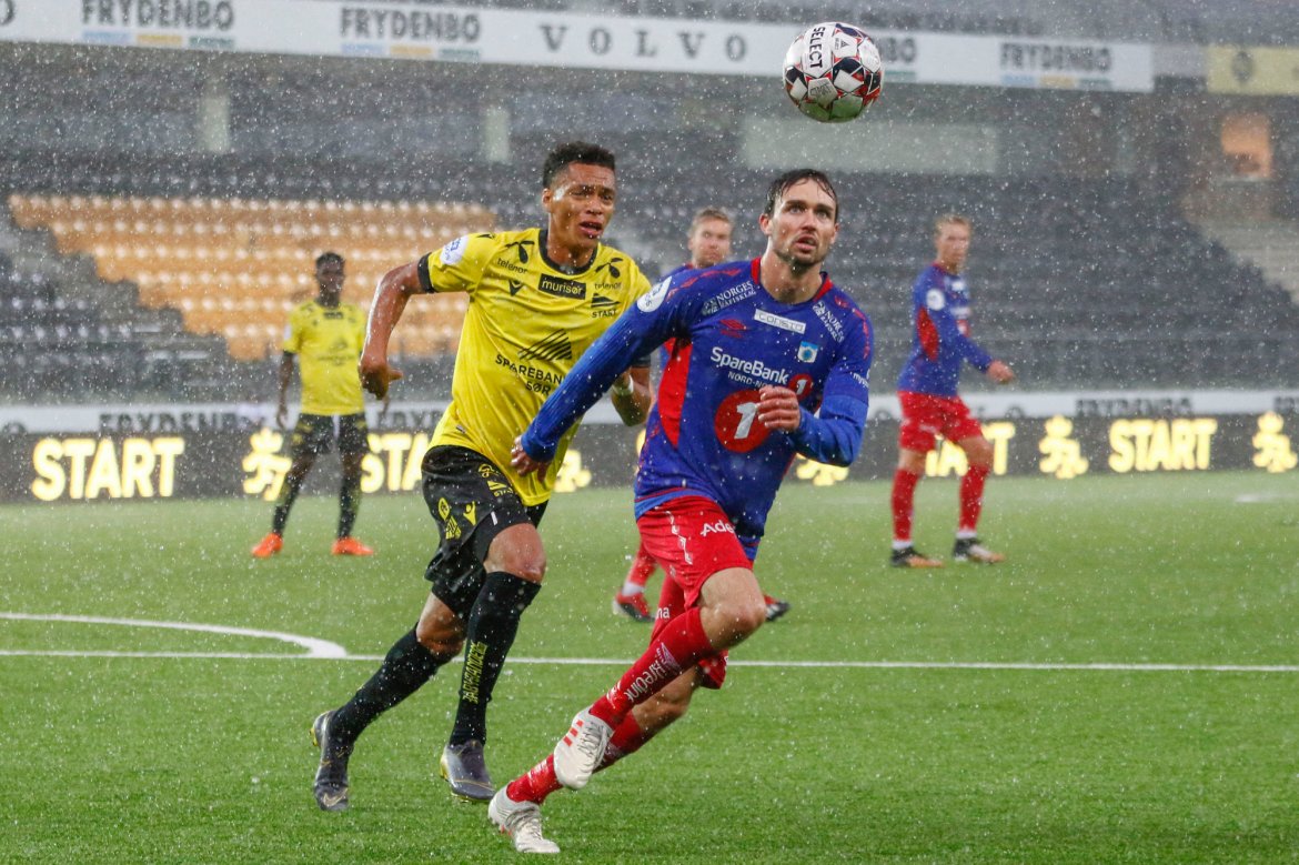 Kevin Kabran jager ballen i regnet. Foto: NTB scanpix/Tor Erik Schrøder