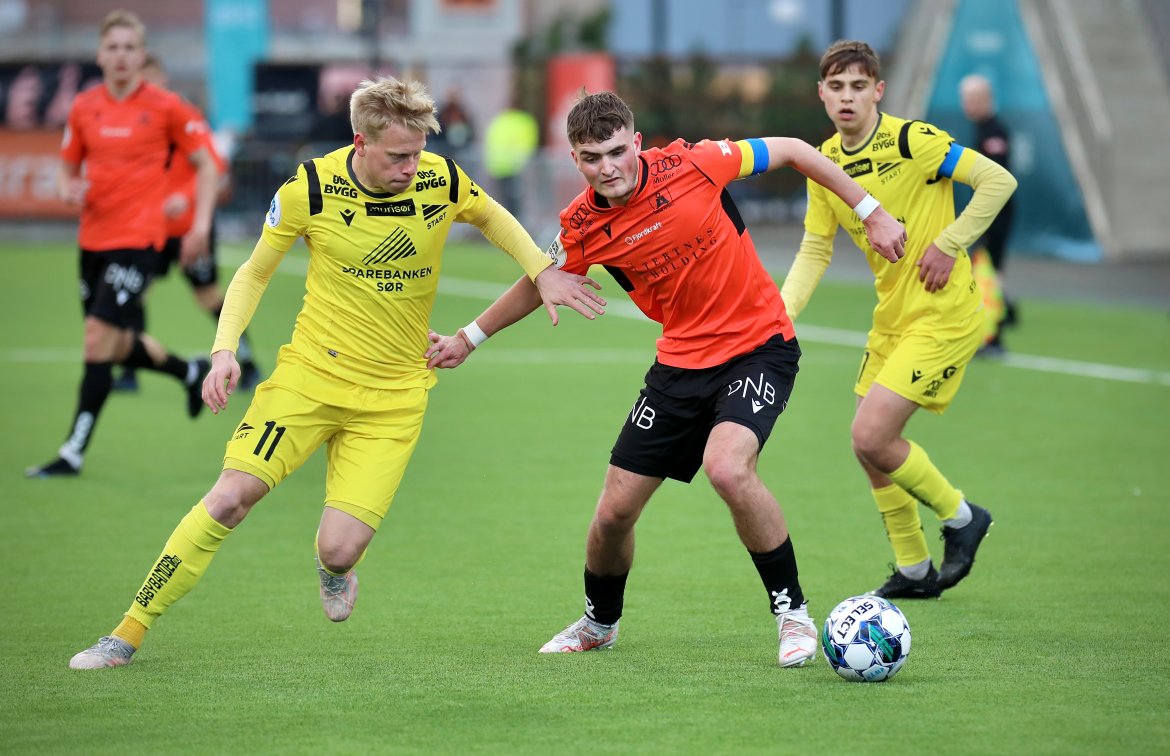 Eirik Schulze og Emir Derviskadic mot Åsane. Foto: Ann-Kristin Røsbø, Hordlandsfotball